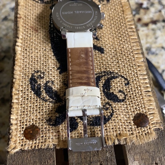 MICHAEL KORS Water Resistant Chronograph Watch w/New Battery - Picture 6 of 10